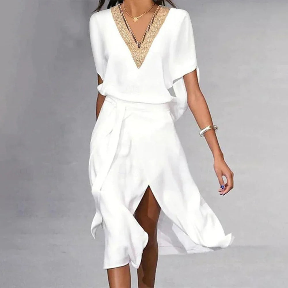Elegante vestito estivo da donna con scollo a V e decorazione dorata – vestito avvolgente con spacco per spiaggia, vacanza ed eventi