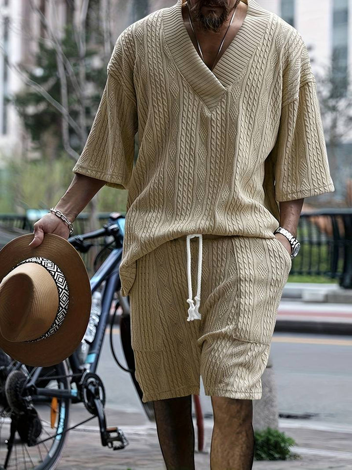 Męski letni zestaw dwuczęściowy – oversize koszula z dekoltem w serek i szorty w dzianinowym stylu – streetwearowy strój na czas wolny i wakacje