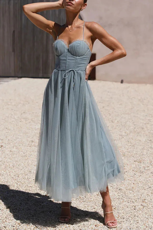 Abito in tulle con corpetto a corsetto e spalline sottili – elegante abito midi per occasioni speciali