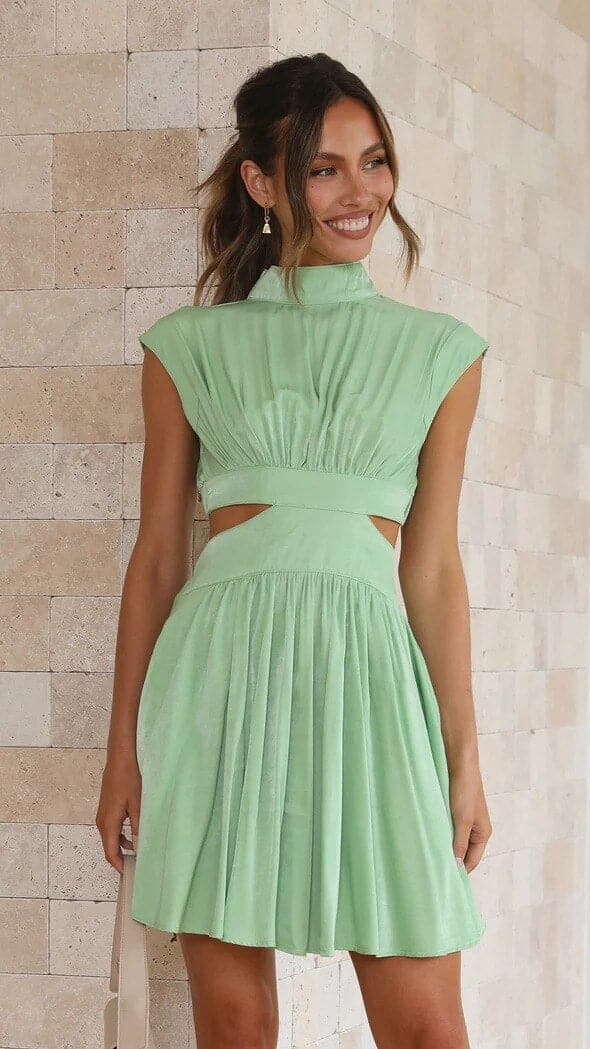 Robe Midi Enchanted Meadow Verte Découpée – Élégance et Modernité au Service de Votre Silhouette