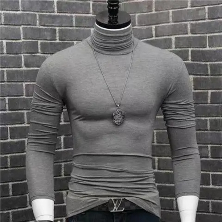 Maglione a collo alto alla moda