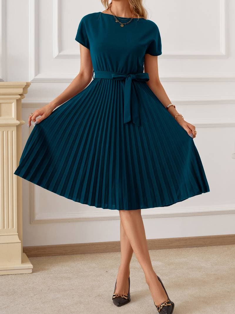 Robe Midi Plissée Élégante – Corsage Ajusté, Jupe Trapèze, Ceinture à Nouer