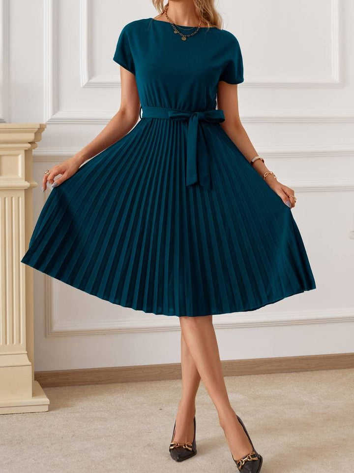 Robe Midi Plissée Élégante – Corsage Ajusté, Jupe Trapèze, Ceinture à Nouer