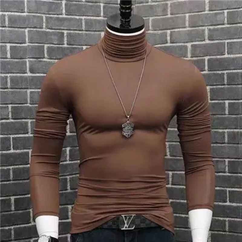 Maglione a collo alto alla moda