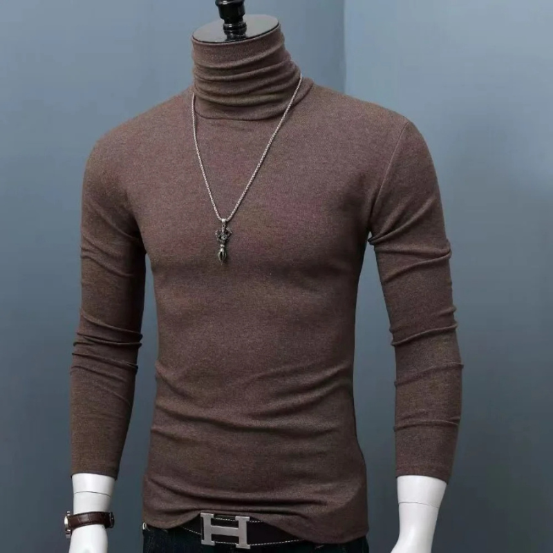 Maglione a collo alto alla moda