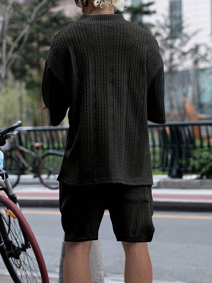 Męski letni zestaw dwuczęściowy – oversize koszula z dekoltem w serek i szorty w dzianinowym stylu – streetwearowy strój na czas wolny i wakacje