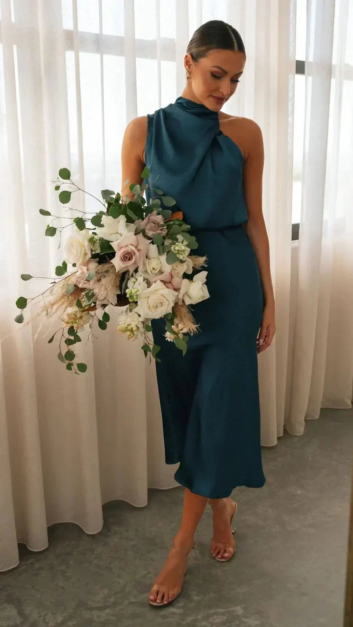 Robe de soirée femme satinée – coupe midi ajustée, design asymétrique sans manches