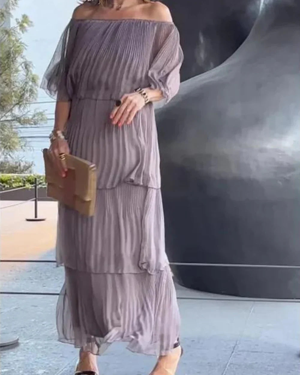 Abito lungo donna senza spalle – elegante abito plissettato con look a strati e maniche in chiffon – perfetto per eventi e serate estive