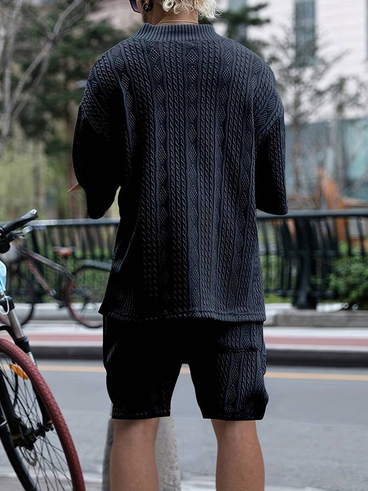 Męski letni zestaw dwuczęściowy – oversize koszula z dekoltem w serek i szorty w dzianinowym stylu – streetwearowy strój na czas wolny i wakacje