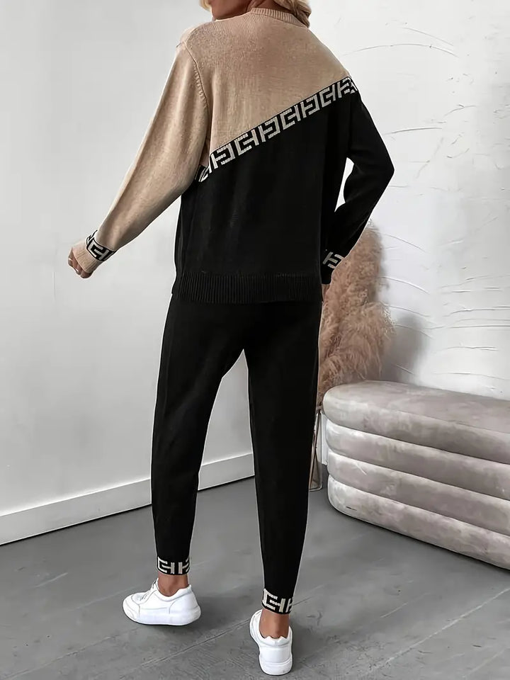 Lebendiges Patchwork-Strickset: Pullover und Hose mit elastischem Bund