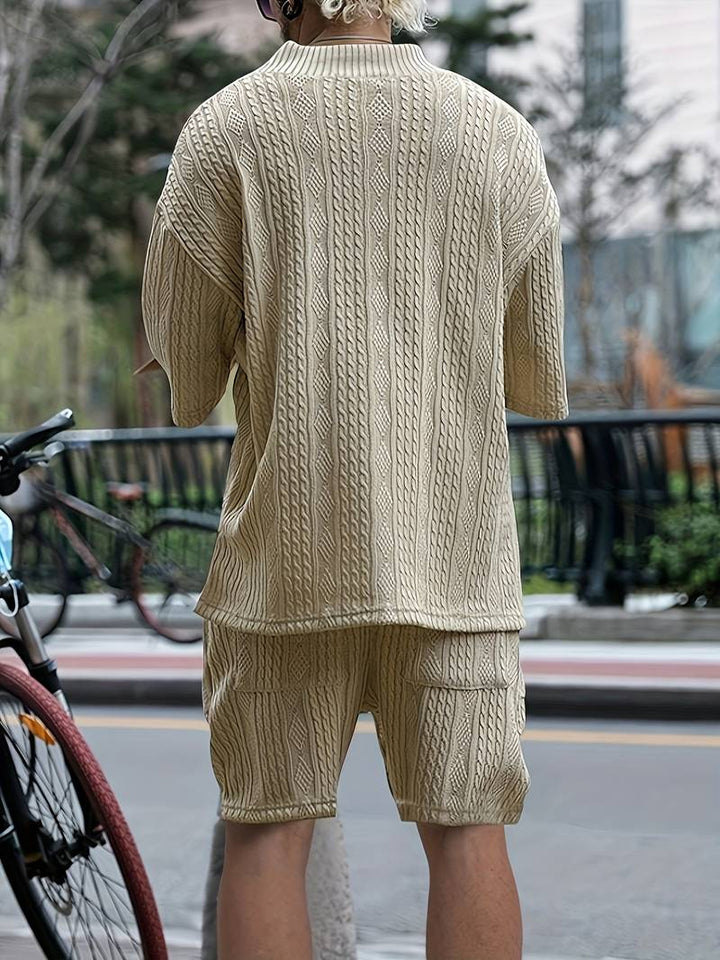 Męski letni zestaw dwuczęściowy – oversize koszula z dekoltem w serek i szorty w dzianinowym stylu – streetwearowy strój na czas wolny i wakacje