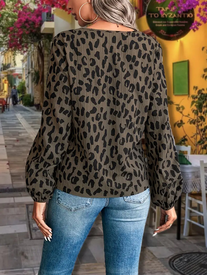 Damen Bluse mit Animal-Print & V-Ausschnitt – Langarmshirt im lockeren Schnitt für Alltag, Party & Freizeit – Modisches Oberteil mit Leopardenmuster