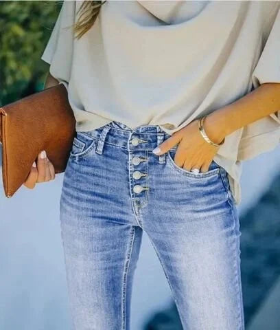 Jeans a zampa a vita alta alla moda per donna con patta con bottoni, taglio aderente e gamba svasata per uno stile retrò