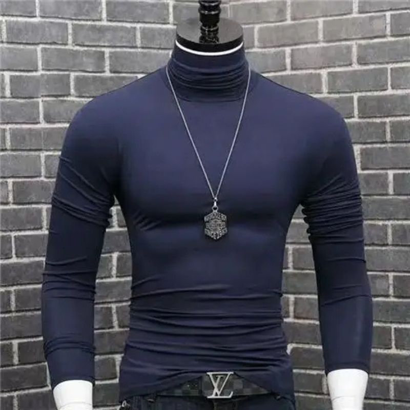 Maglione a collo alto alla moda