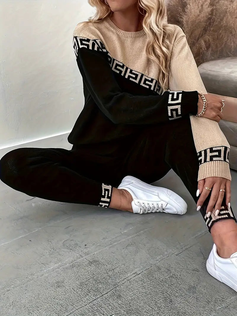 Lebendiges Patchwork-Strickset: Pullover und Hose mit elastischem Bund