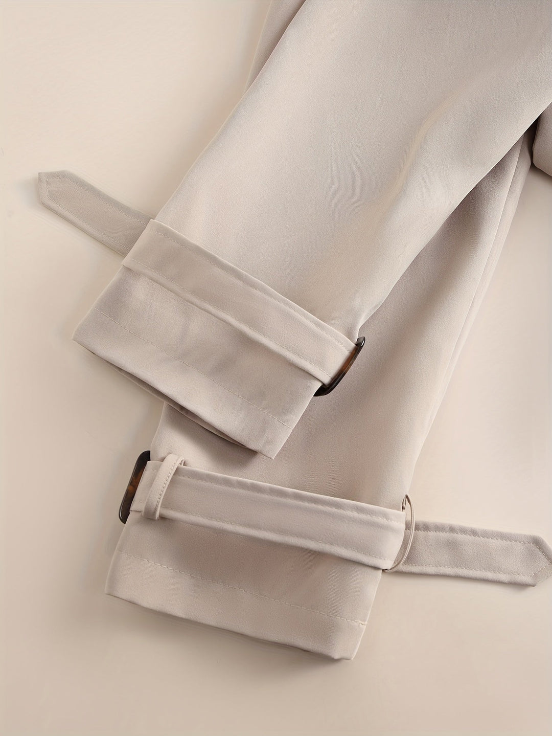Elegant trench coat with belt and long sleeves for women | Ideal for every season