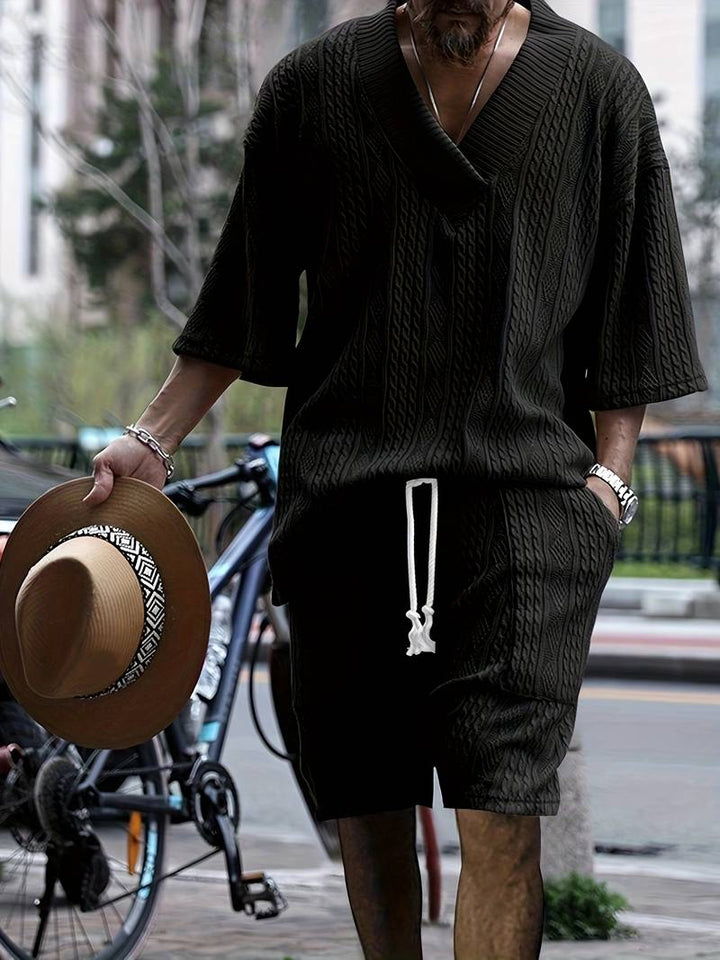 Męski letni zestaw dwuczęściowy – oversize koszula z dekoltem w serek i szorty w dzianinowym stylu – streetwearowy strój na czas wolny i wakacje