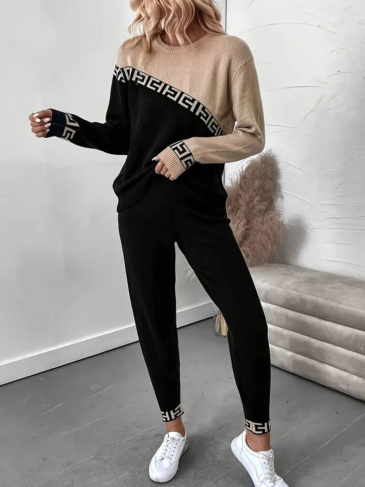 Lebendiges Patchwork-Strickset: Pullover und Hose mit elastischem Bund