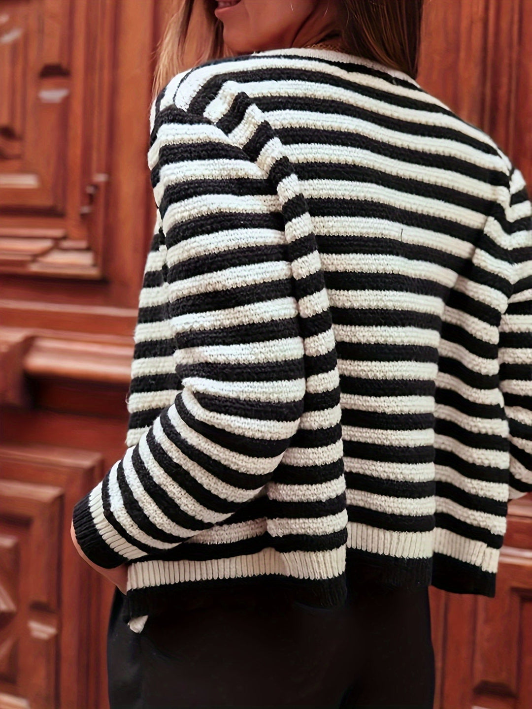 Damen Strickjacke mit Streifenmuster – Schwarze & weiße Cardigan mit Knöpfen im französischen Stil