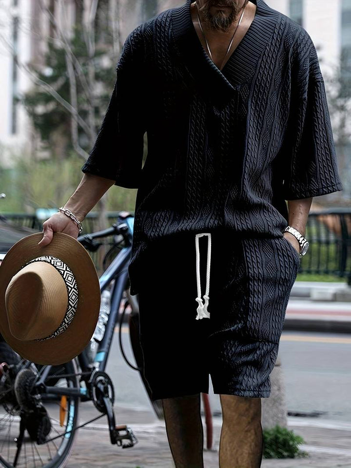 Męski letni zestaw dwuczęściowy – oversize koszula z dekoltem w serek i szorty w dzianinowym stylu – streetwearowy strój na czas wolny i wakacje