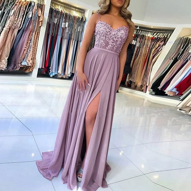 Elegante abito da sera con pizzo e spacco sulla gamba – lungo e scollato sulla schiena per ballo di fine anno, matrimonio o occasioni festive