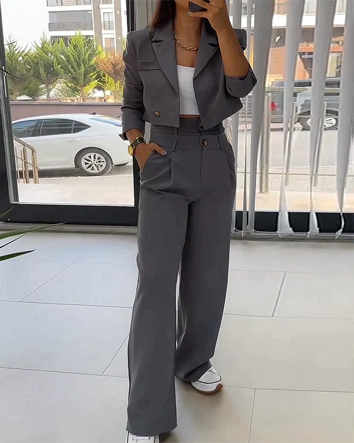 Completo da donna in due pezzi con blazer corto e pantaloni a vita alta – Look business moderno con tocco streetwear