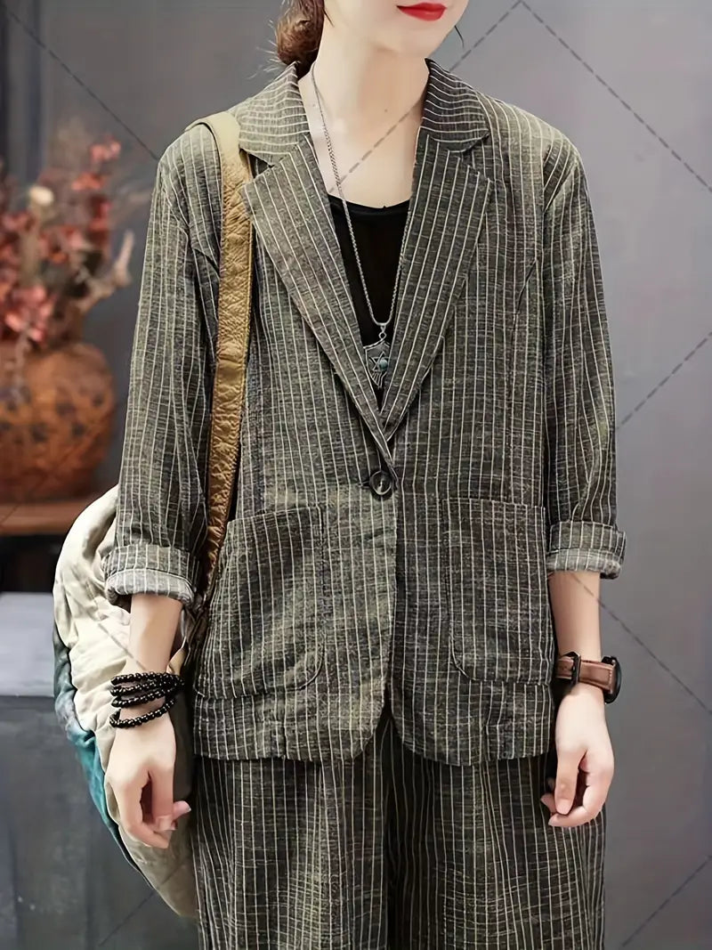 Elegant blazer with striped lapel and wide-leg trousers
