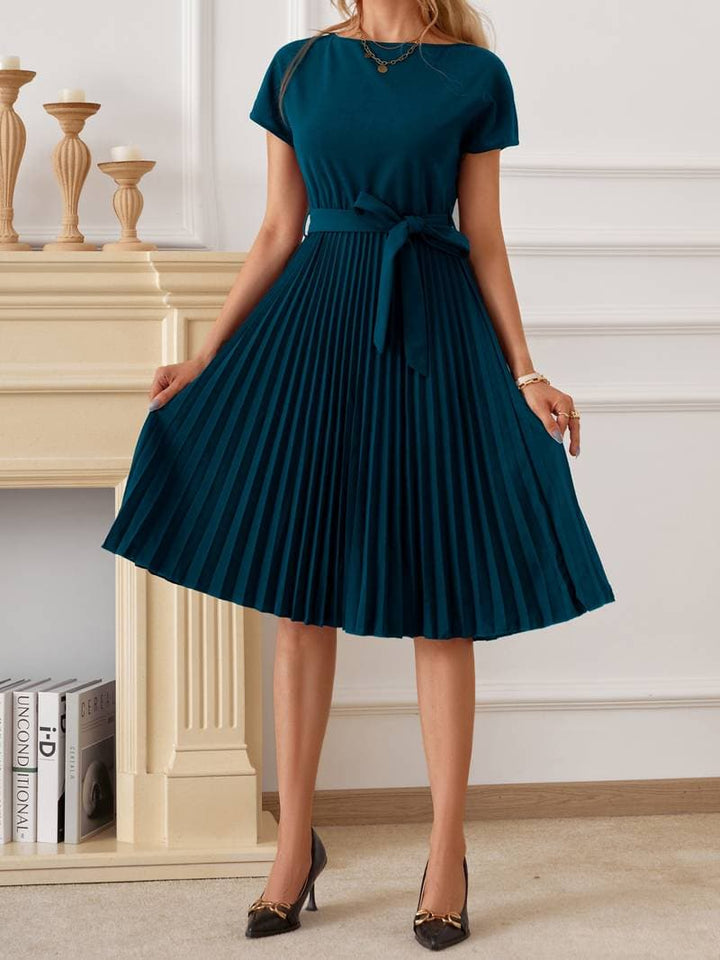 Robe Midi Plissée Élégante – Corsage Ajusté, Jupe Trapèze, Ceinture à Nouer