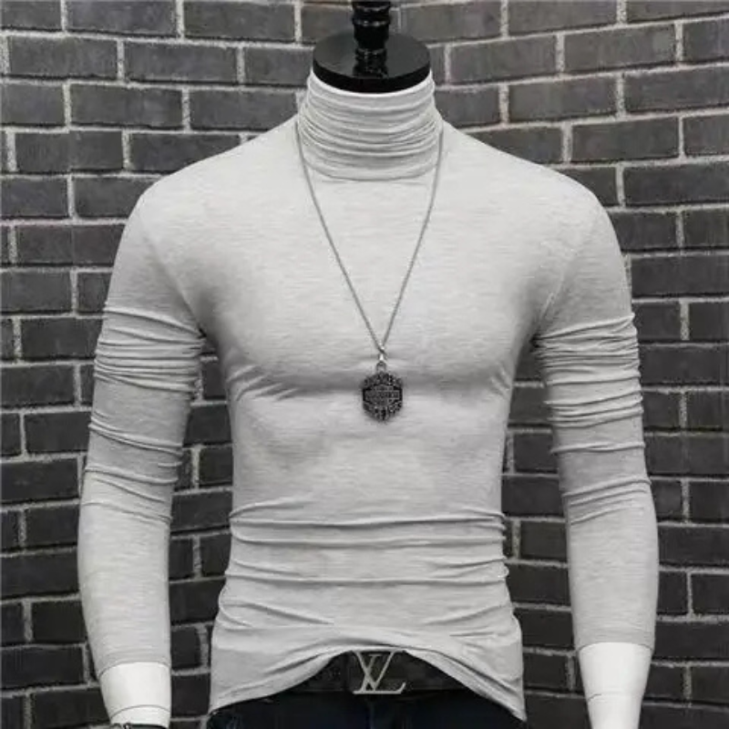 Maglione a collo alto alla moda