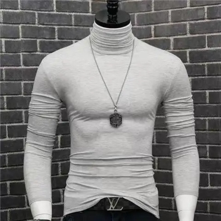 Maglione a collo alto alla moda