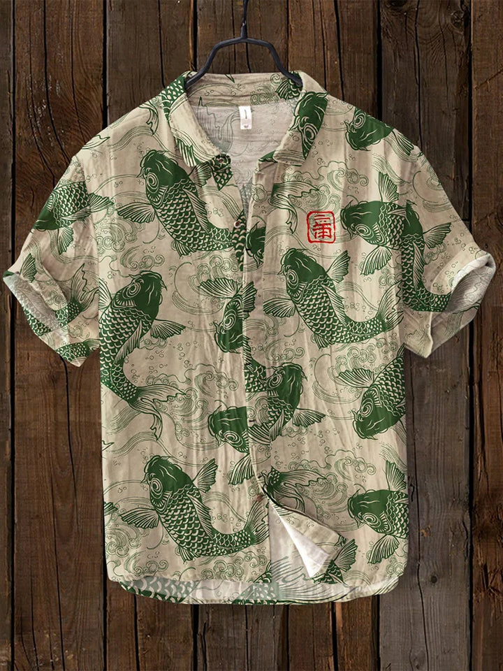 Sommer Hemd mit Koi-Fisch Motiv – Japanisches Design Herren Shirt mit Kurzarm – Leichtes Freizeitshirt im asiatischen Stil