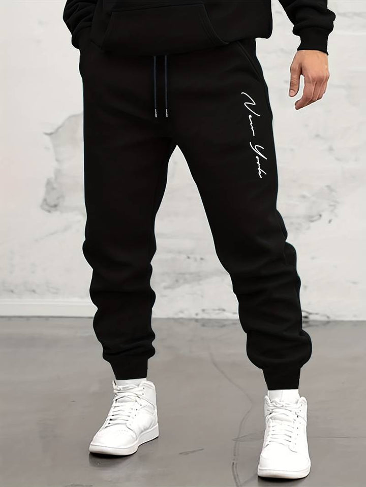 Herren Jogginghose mit Print – Sportliche Sweatpants mit Bündchen & Kordelzug