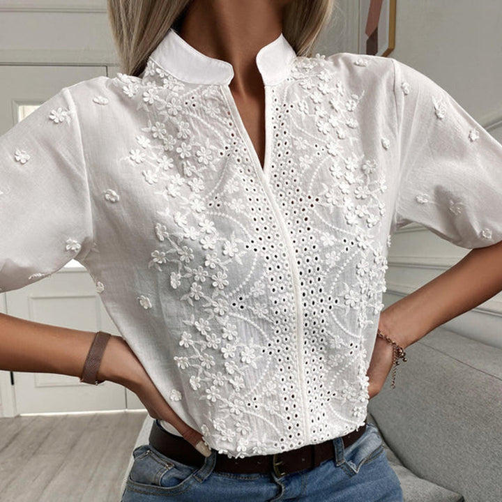 Camicetta da donna con ricamo – top a manica corta con collo alla coreana e dettagli floreali