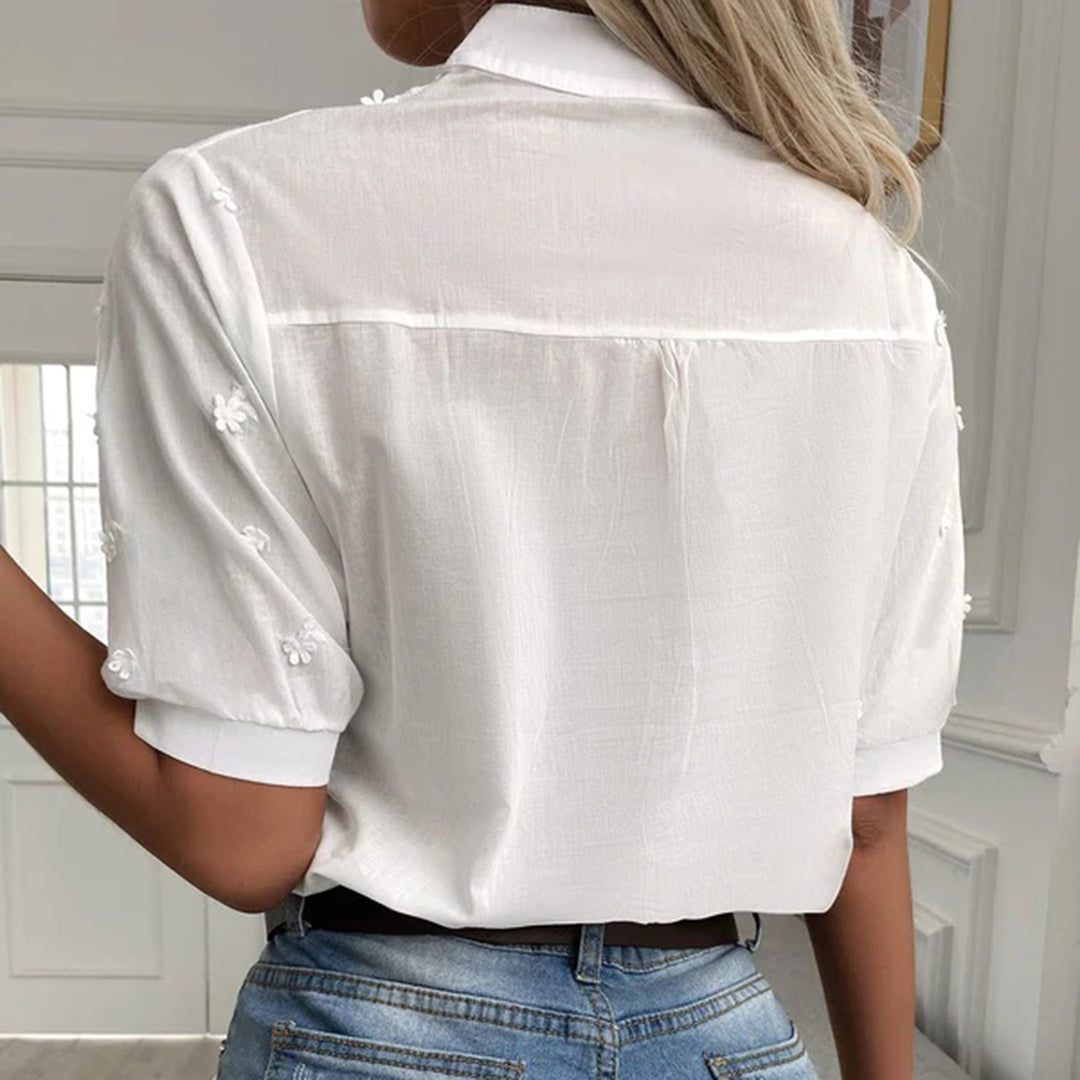 Camicetta da donna con ricamo – top a manica corta con collo alla coreana e dettagli floreali