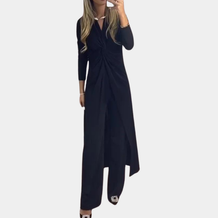 Elegante tuta da donna con maxi overlay – abbigliamento da sera con scollo a V e arricciature