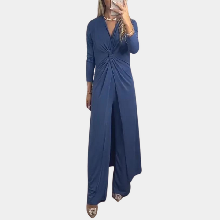 Elegante tuta da donna con maxi overlay – abbigliamento da sera con scollo a V e arricciature