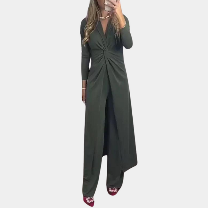Elegante tuta da donna con maxi overlay – abbigliamento da sera con scollo a V e arricciature