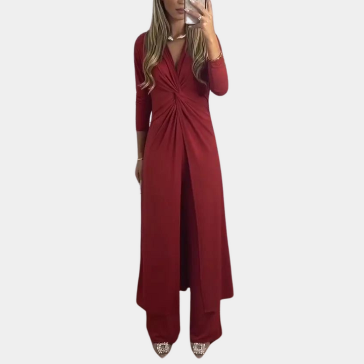 Elegante tuta da donna con maxi overlay – abbigliamento da sera con scollo a V e arricciature