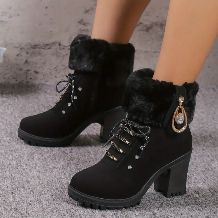 Damenstiefel mit Plüschabsatz, Seite mit Strassdekor