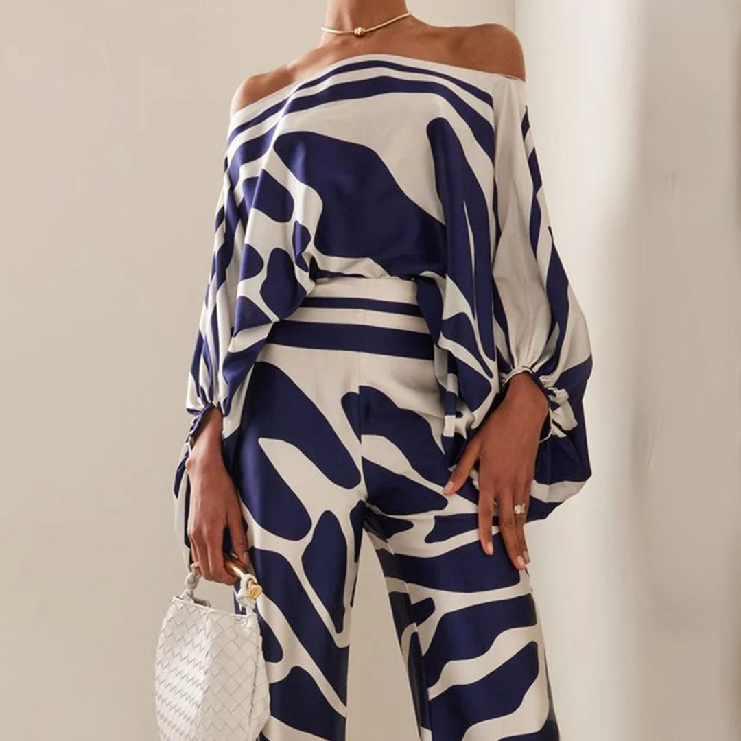 Zestaw z odkrytymi ramionami z topem typu batwing i spodniami palazzo – drapowany design i wzór typu statement