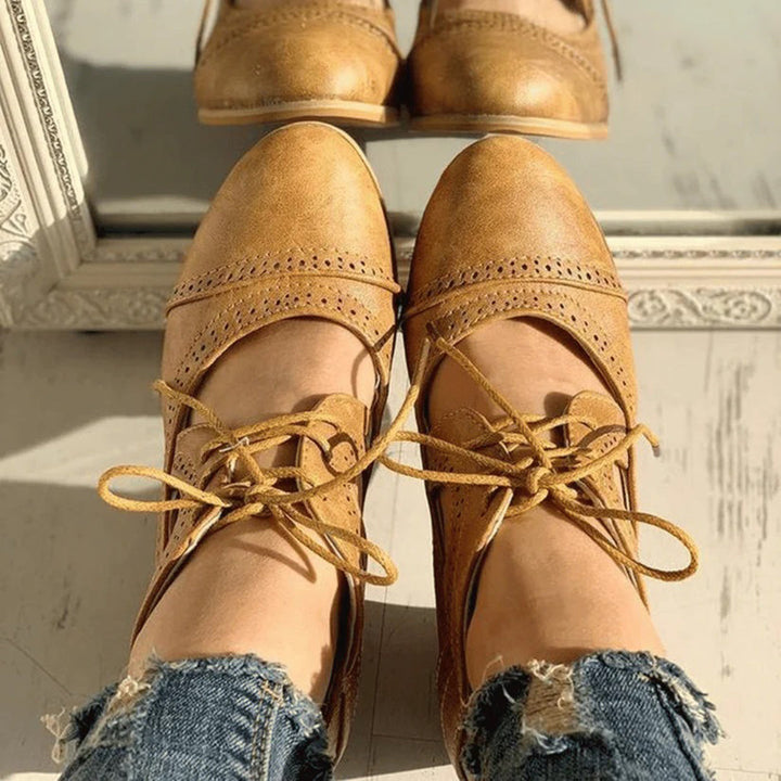 Damen Halbschuhe mit Blockabsatz – Retro-Oxford Design mit Schnürung & Cut-Outs