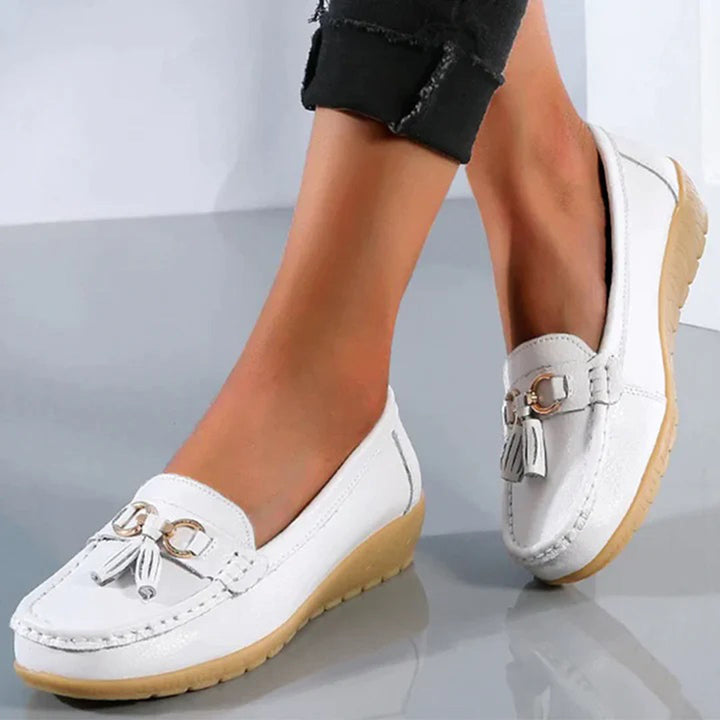 Mocassins confortables pour femmes avec talon compensé – style mocassin avec pompons et semelle antidérapante