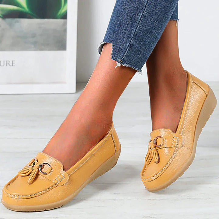 Mocassins confortables pour femmes avec talon compensé – style mocassin avec pompons et semelle antidérapante