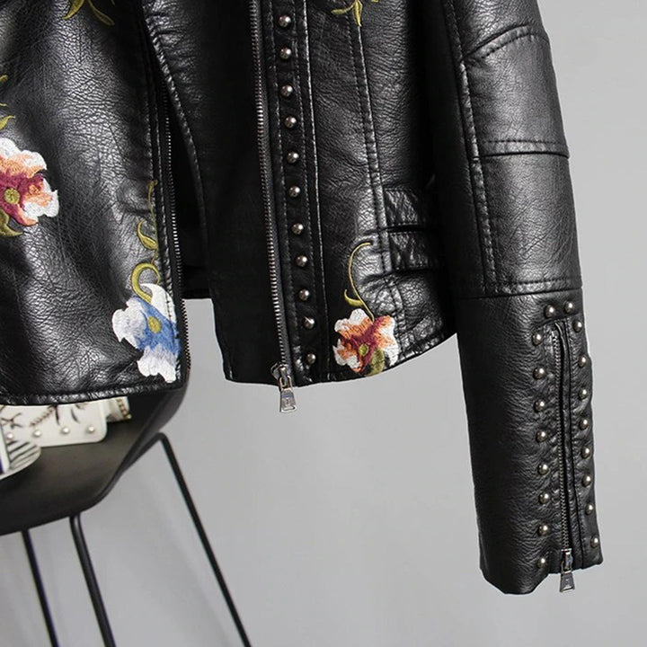 Veste en cuir synthétique pour femmes avec broderie florale – Veste biker avec clous style vintage