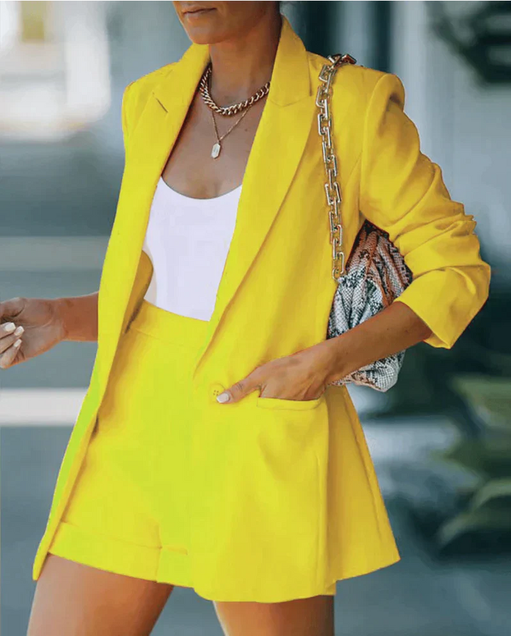 Set da donna in due pezzi con blazer e pantaloncini – elegante completo estivo in stile business chic