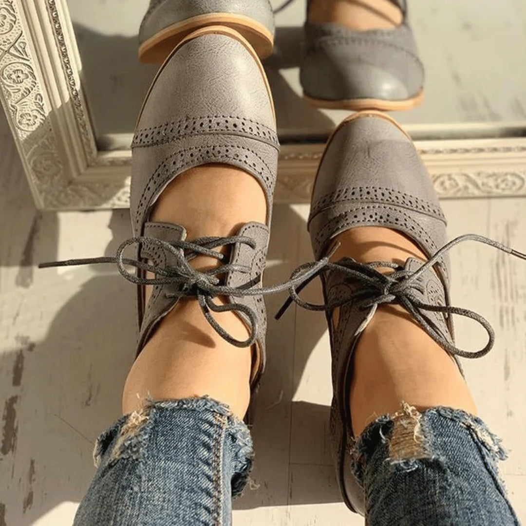 Damen Halbschuhe mit Blockabsatz – Retro-Oxford Design mit Schnürung & Cut-Outs