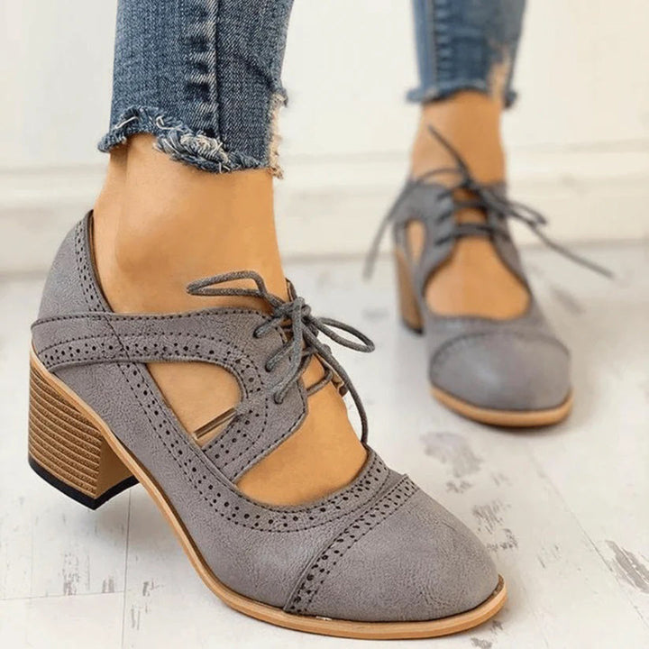 Damen Halbschuhe mit Blockabsatz – Retro-Oxford Design mit Schnürung & Cut-Outs