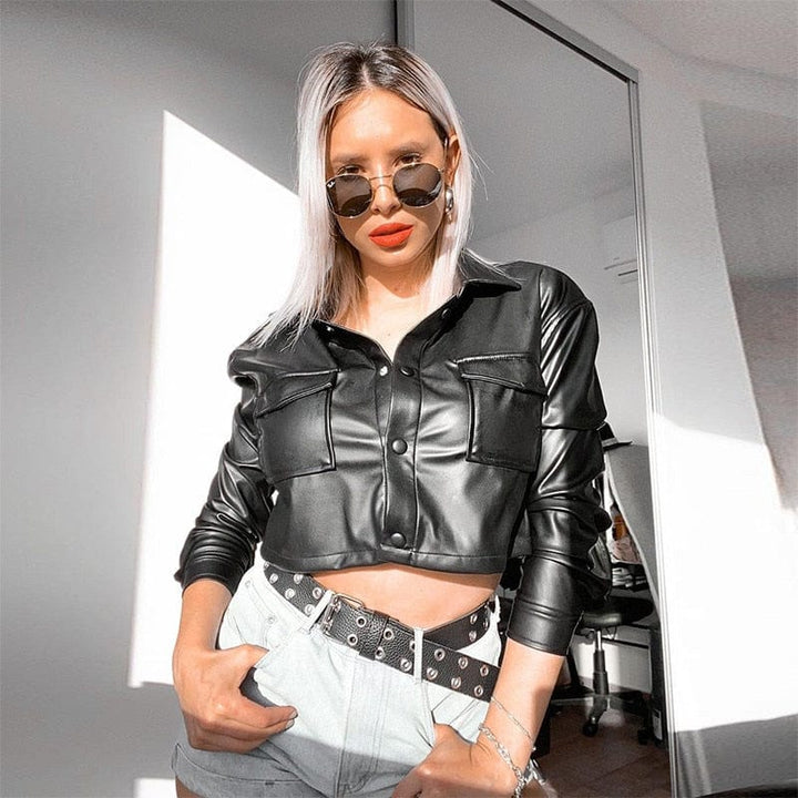Cropped Hemdjacke aus Kunstleder – stylische Übergangsjacke mit Taschen
