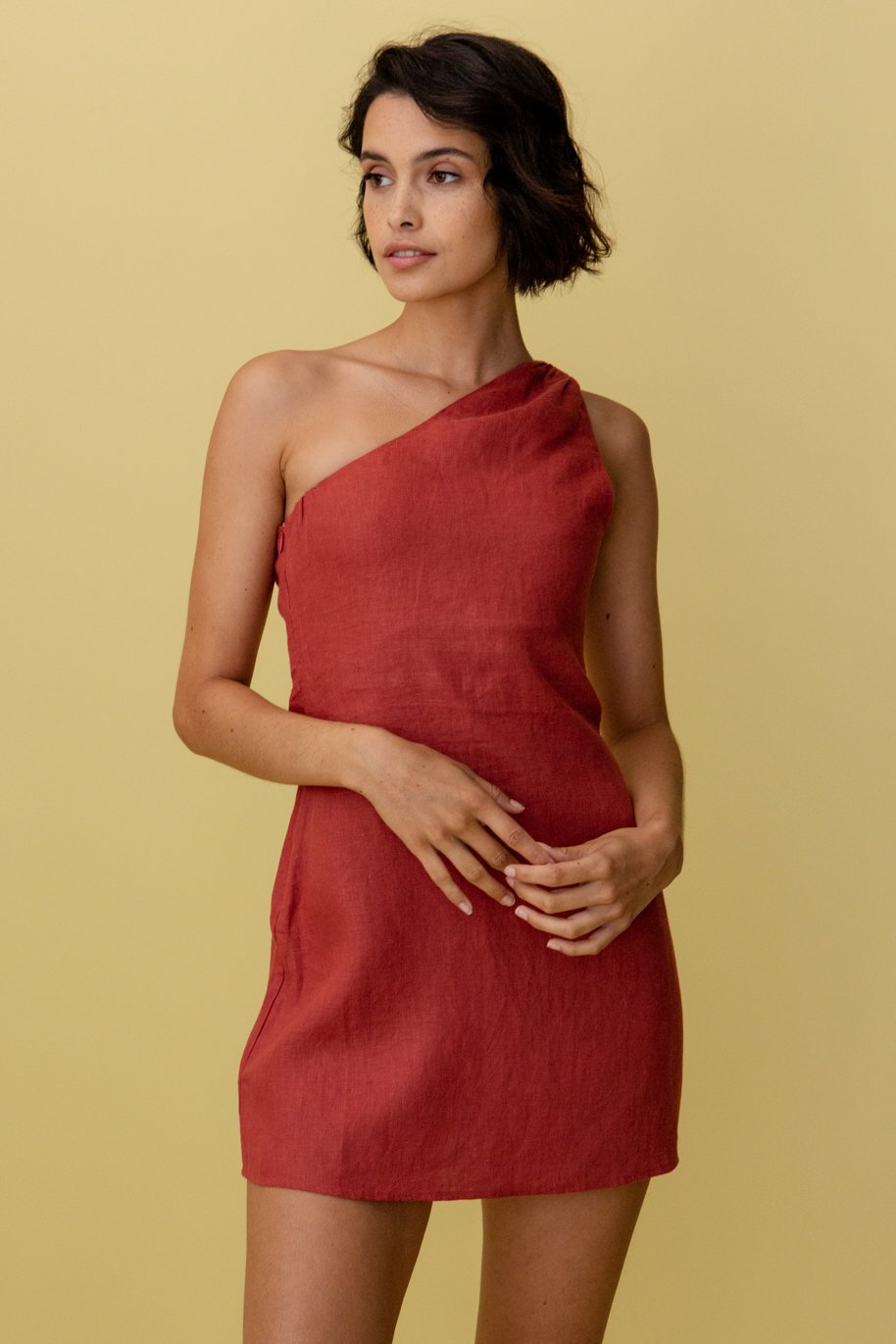 Vestito corto asimmetrico monospalla – elegante vestito estivo da donna dal design moderno