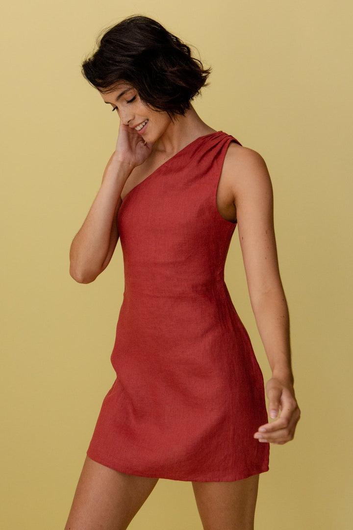 Vestito corto asimmetrico monospalla – elegante vestito estivo da donna dal design moderno
